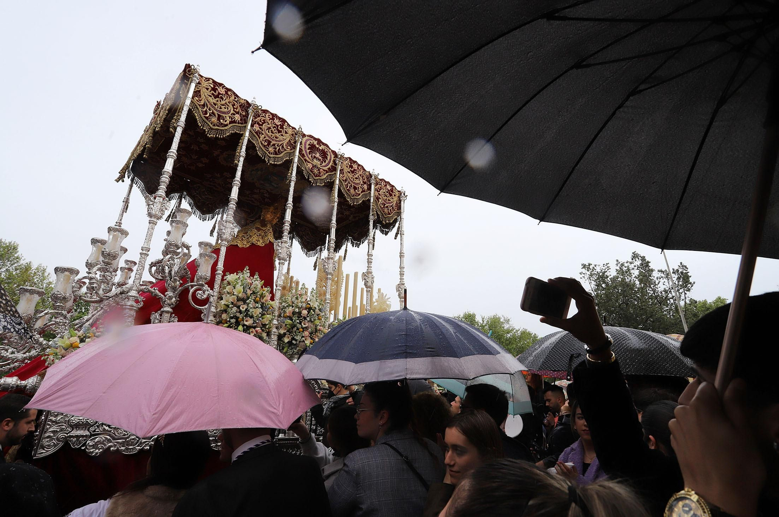Imágenes de la procesión del Cautivo  bajo la lluvia en Huelva