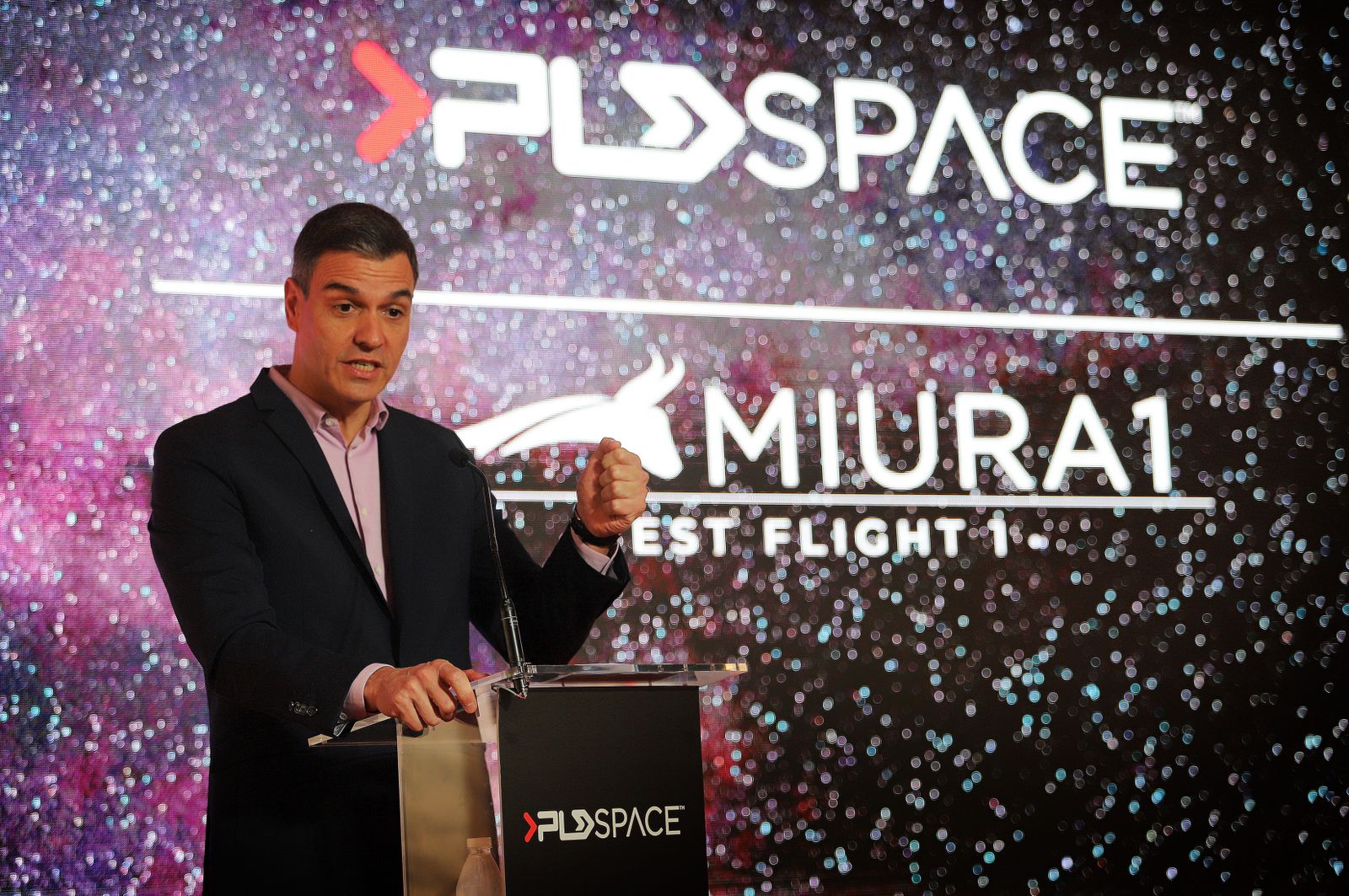 Imágenes de Pedro Sánchez en su visita al cohete Miura en la base espacial en Huelva