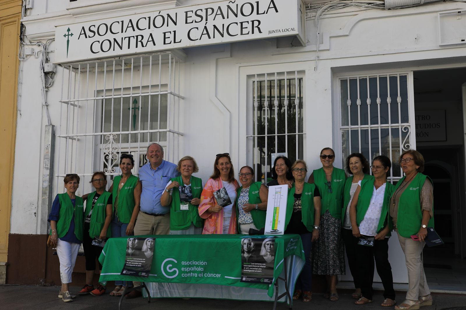 Foto del grupo de la AECC con los concejales Rojas y Barrera en San Fernando.