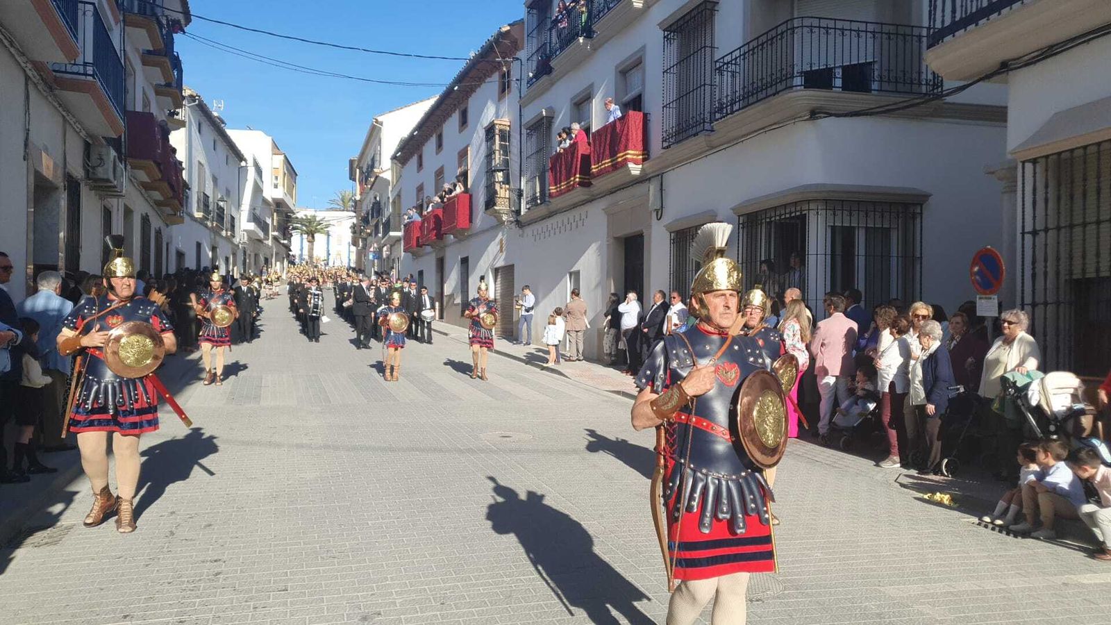 Viernes Santo en Castro del Río: La cesión del paso al Santo Entierro, en imágenes