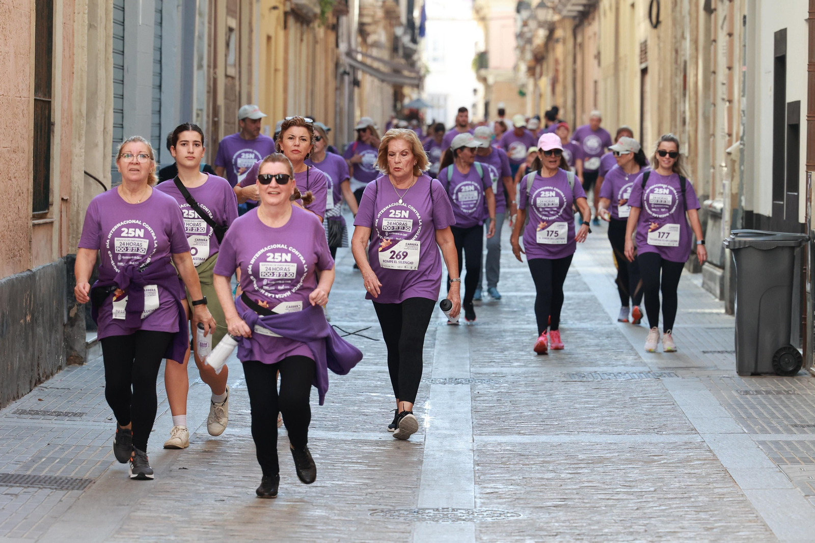 Todas las imágenes de la carrera contra la violencia de género en Cádiz