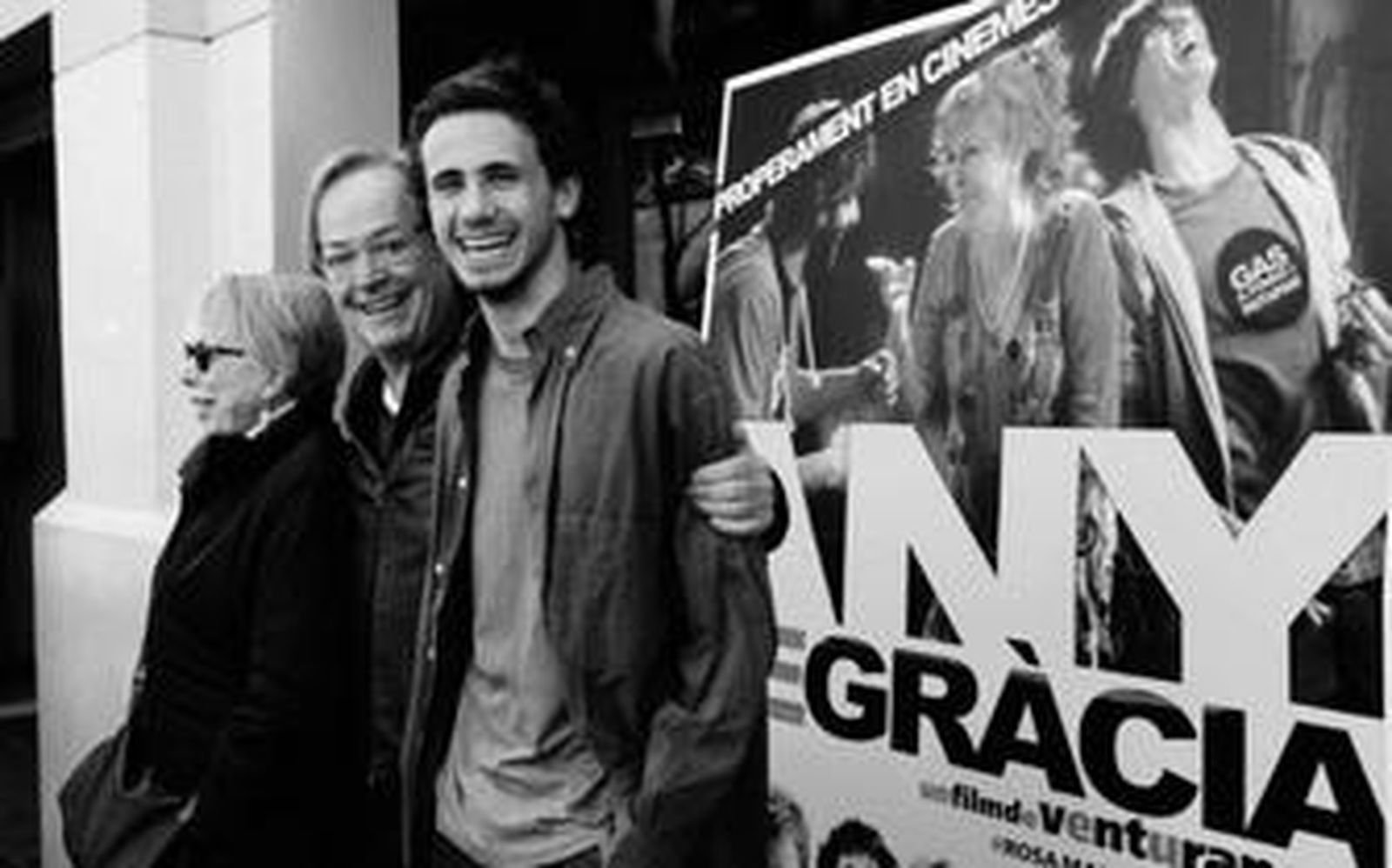 El director de cine Ventura Pons entre los actores Rosa María Sardà y Oriol Pla.