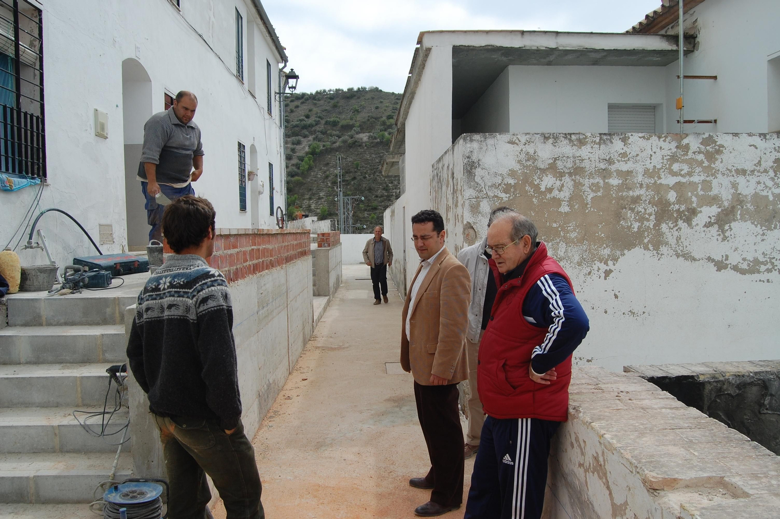 El alcalde de Baena, Jesús Rojano, durante una visita a las obras de la calle San Pedro
