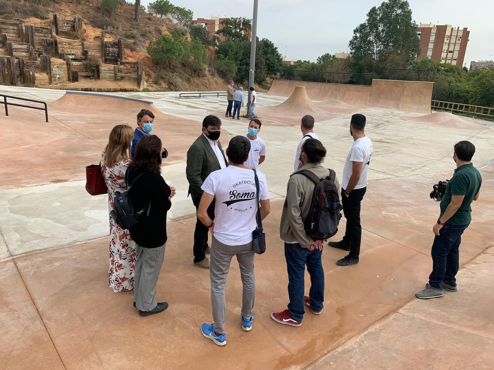 El alcalde, Gabriel Cruz, con concejales y representantes de los colectivos que participan en el proyecto del 'skatepark'. El alcalde, Gabriel Cruz, con concejales y representantes de los colectivos que participan en el proyecto del 'skatepark'.