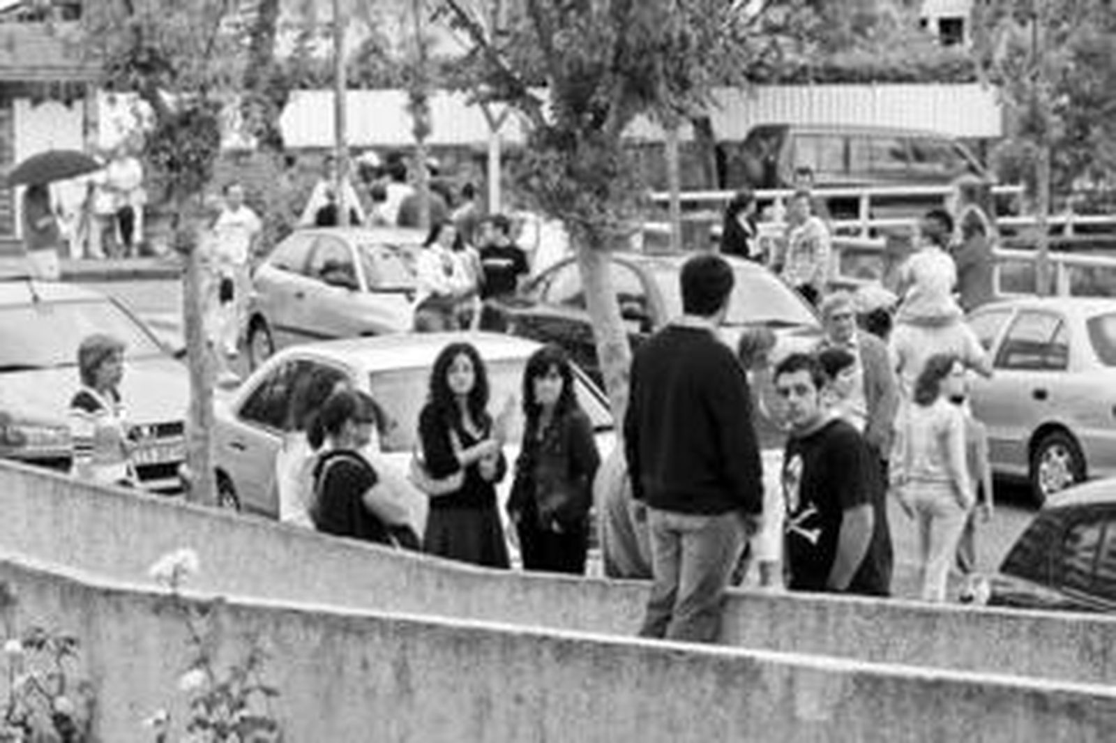 Vecinos desalojados de sus casas ayer en Laredo.