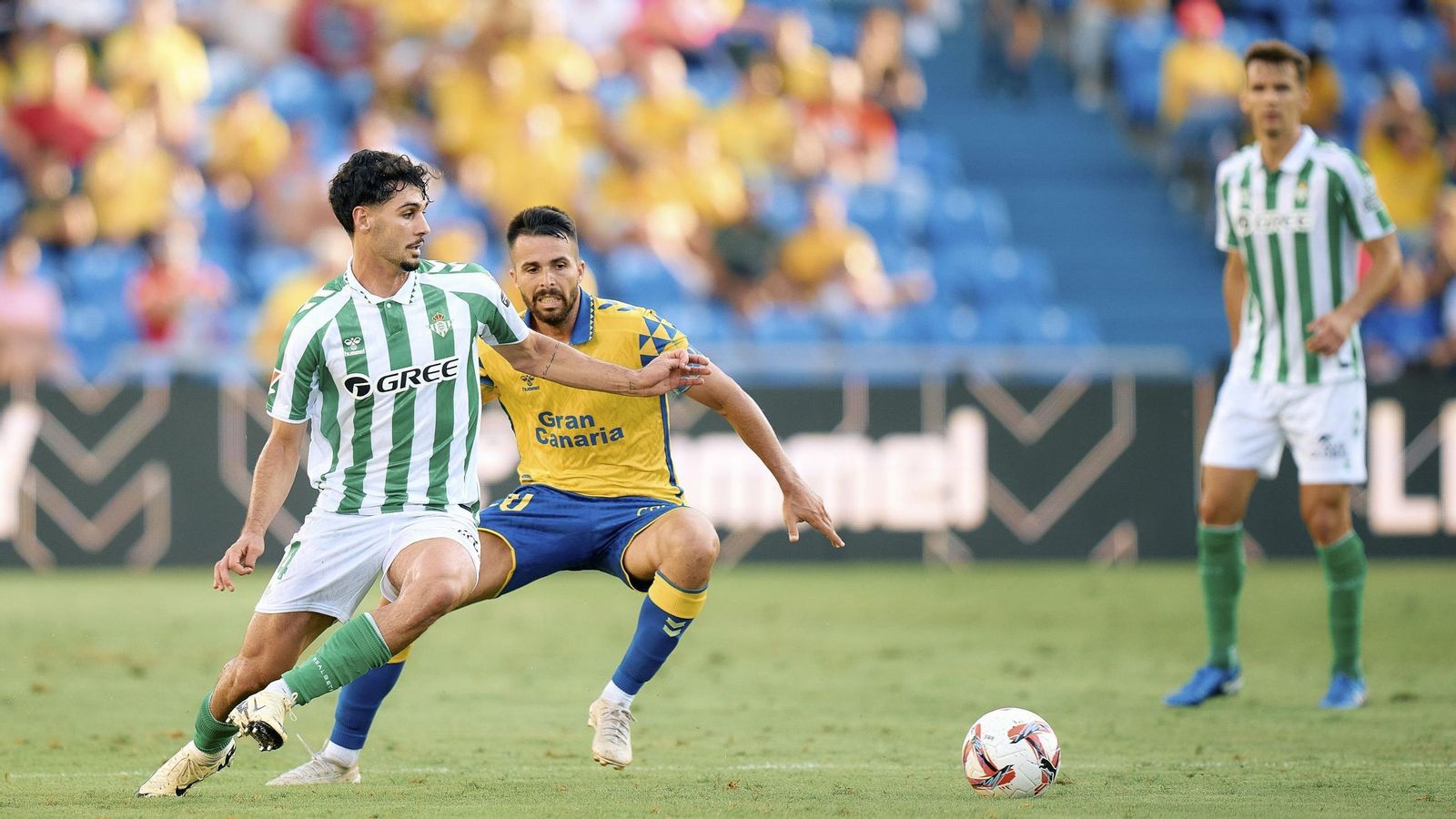 Johnny Cardoso es presionado por Kirian en un lance del partido.