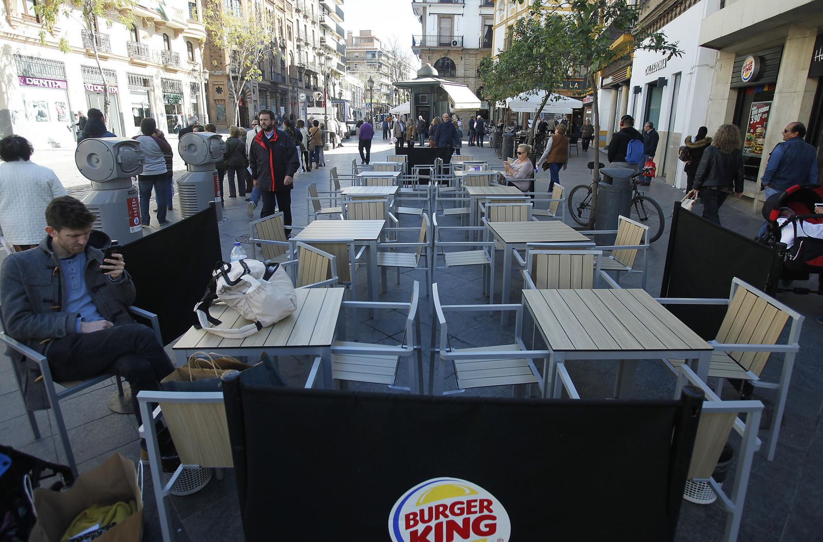 Una de las terrazas situadas en la Plaza de la Campana.