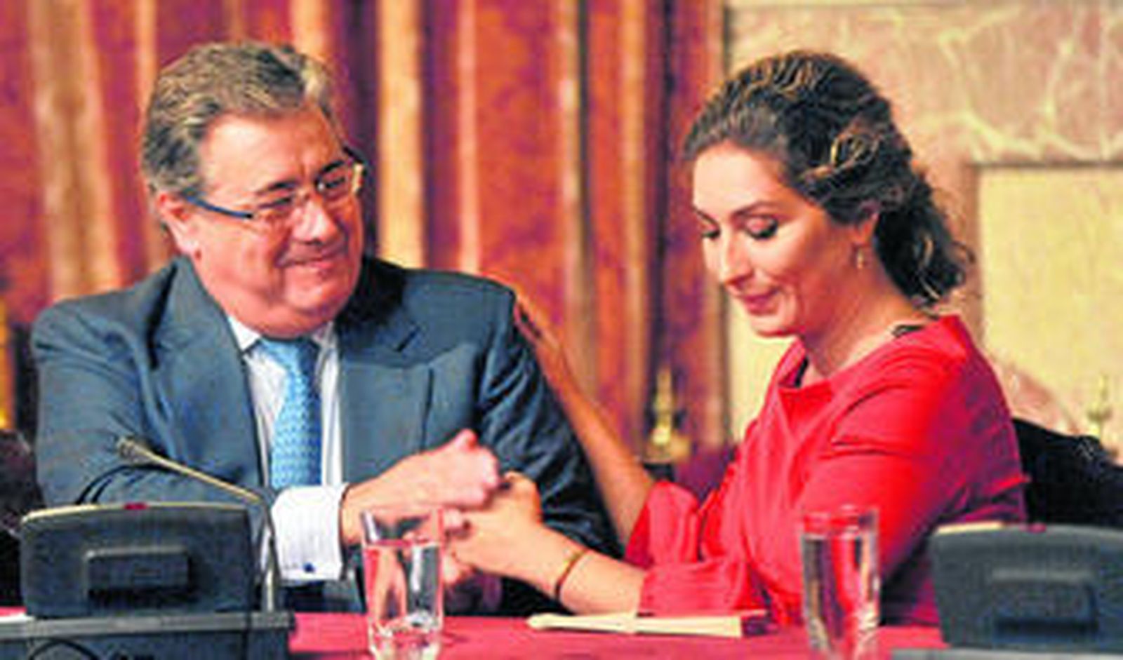 El alcalde saluda a Estrella Morente, ayer durante la presentación en el Ayuntamiento del homenaje a Enrique Morente que abrirá la Bienal.