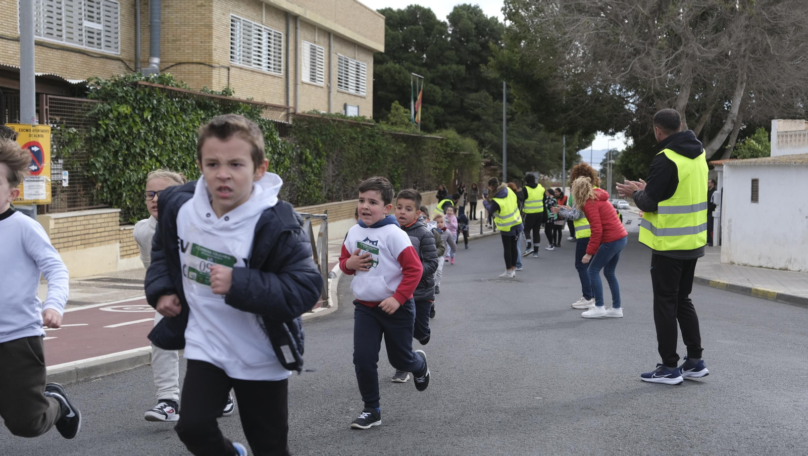 Imágenes de la carrera infantil contra el cáncer en el CEIP Francisco de Goya