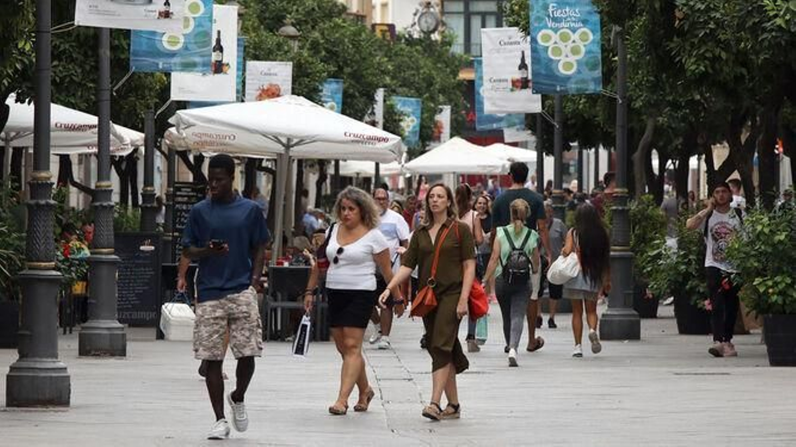 Ciudadanos en la calle Larga. Ciudadanos en la calle Larga.