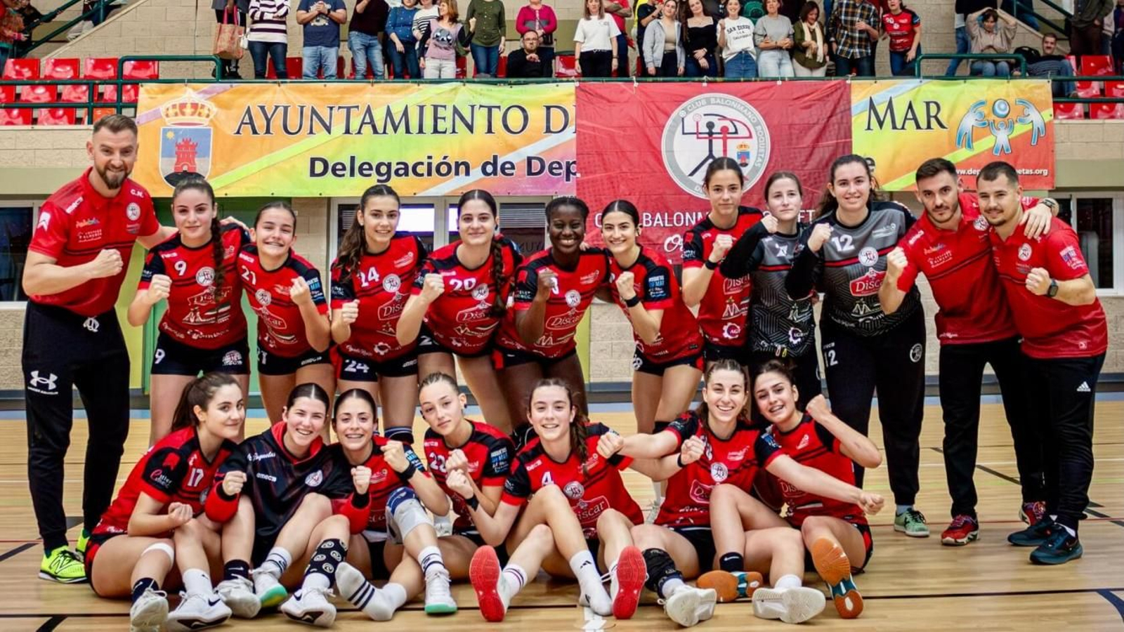 Las almerienses celebran el triunfo que les acerca al campeonato juvenil.