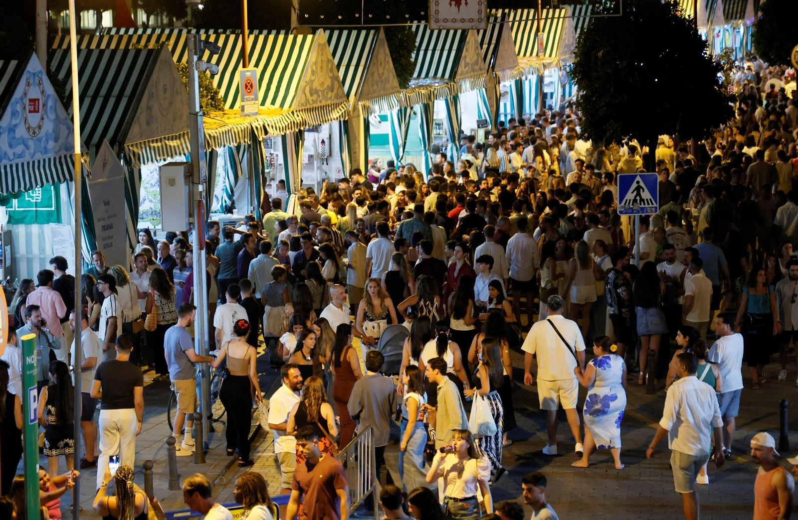 Ambiente en el estreno de la Velá de Triana