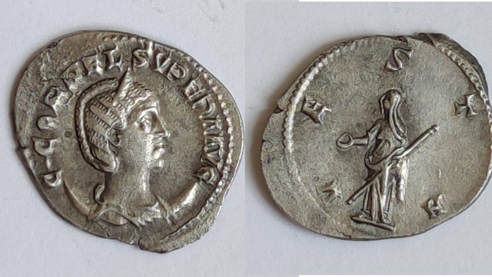 Moneda con el rostro de la emperatriz Cornelia Supera, esposa del emperador Emiliano. Moneda con el rostro de la emperatriz Cornelia Supera, esposa del emperador Emiliano.