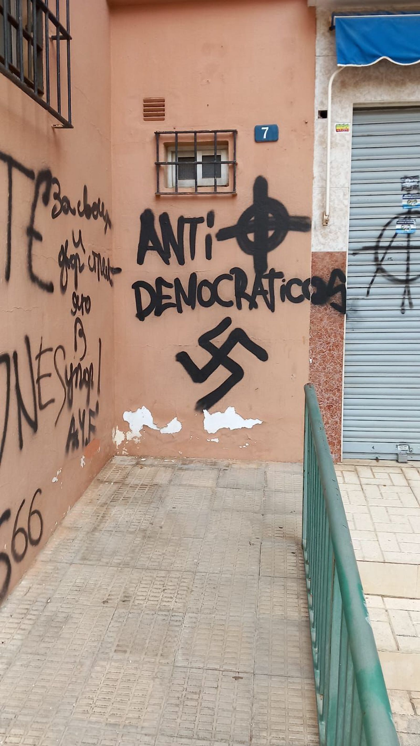 Pintadas y actos vandálicos en el barrio de La Roca.