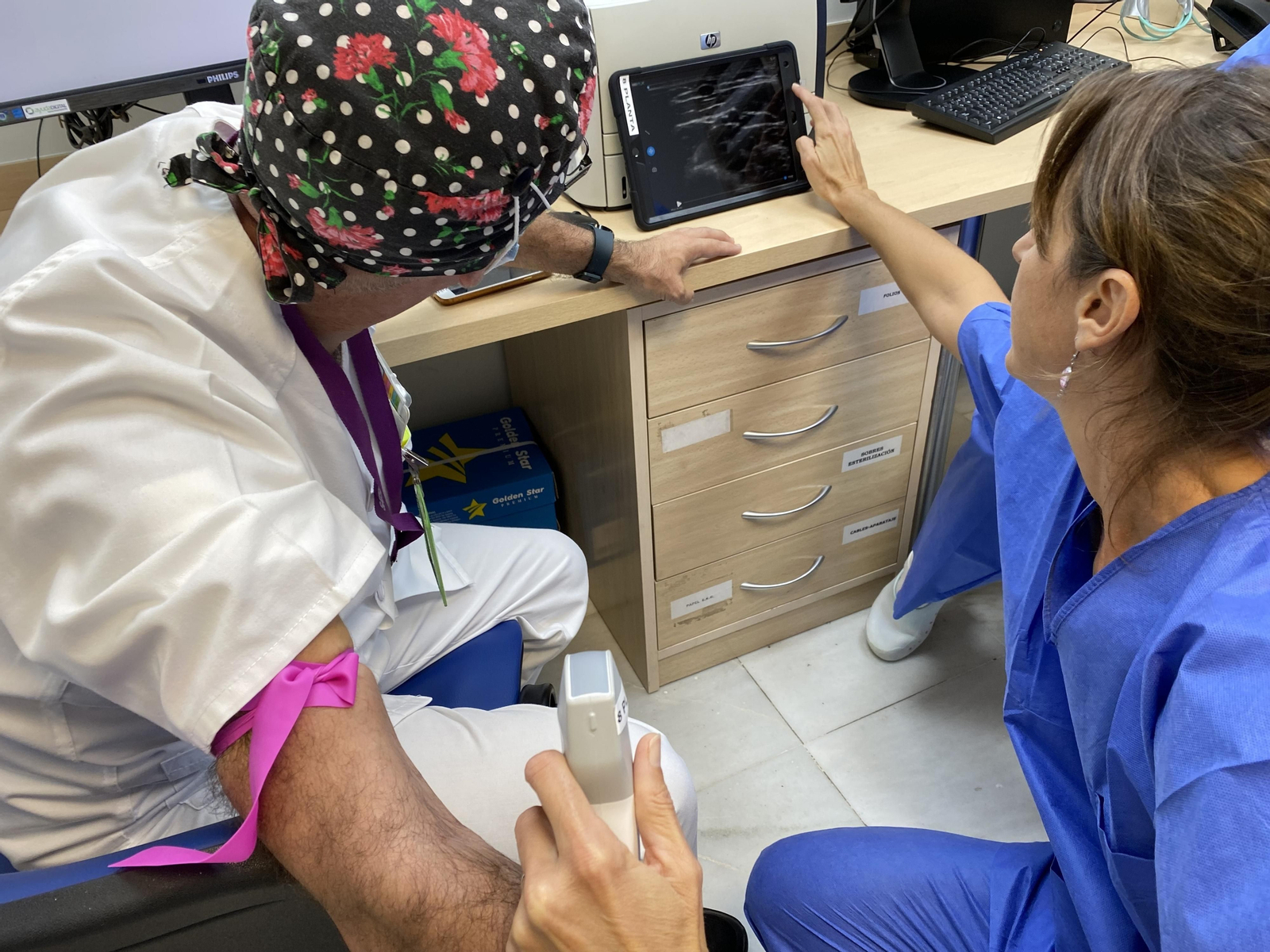 El Macarena adquiere once ecógrafos inalámbricos y tablets para facilitar las canalizaciones venosas