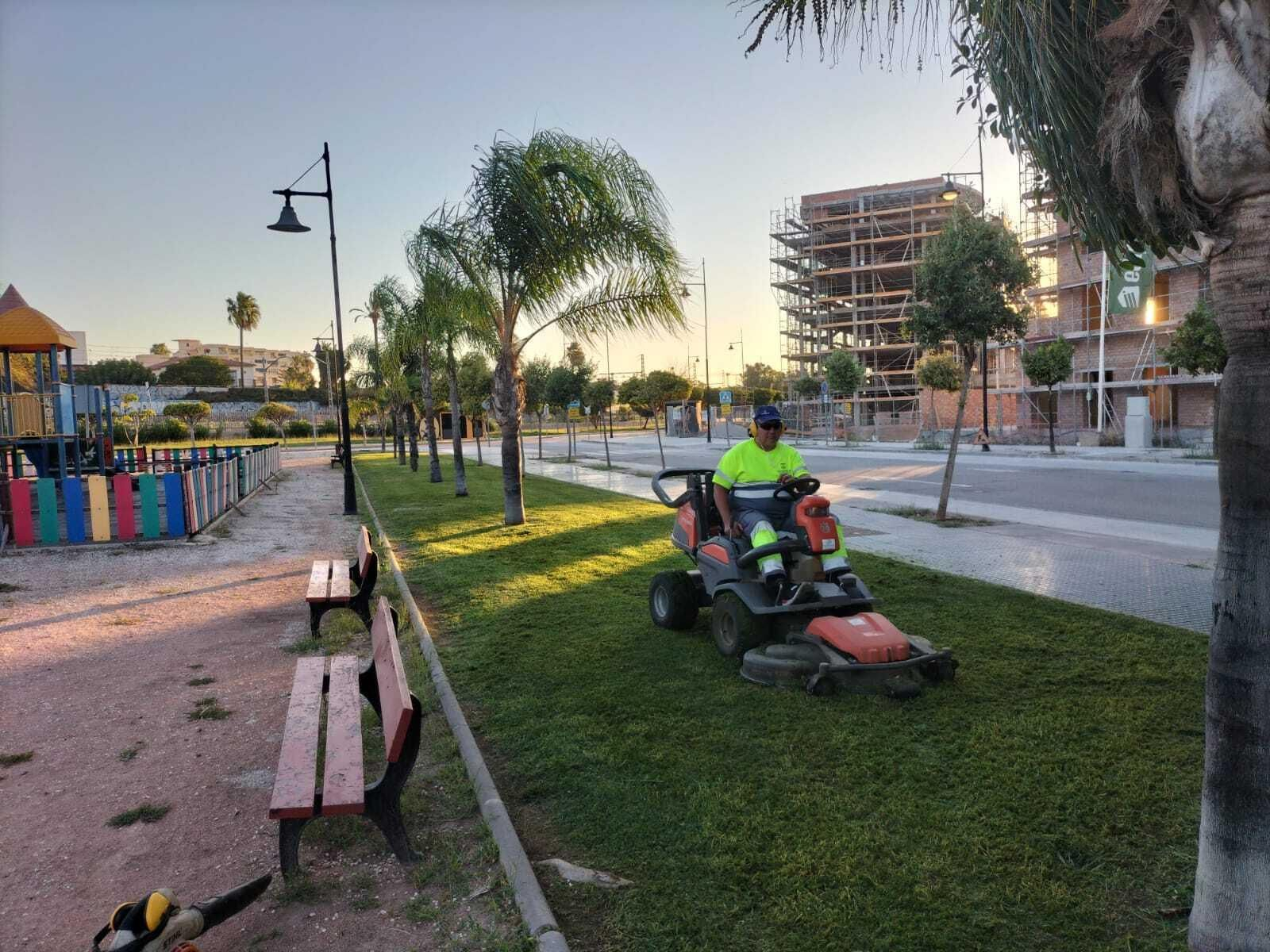 Un operario realizando labores de mantenimiento en una zona verde. Un operario realizando labores de mantenimiento en una zona verde.