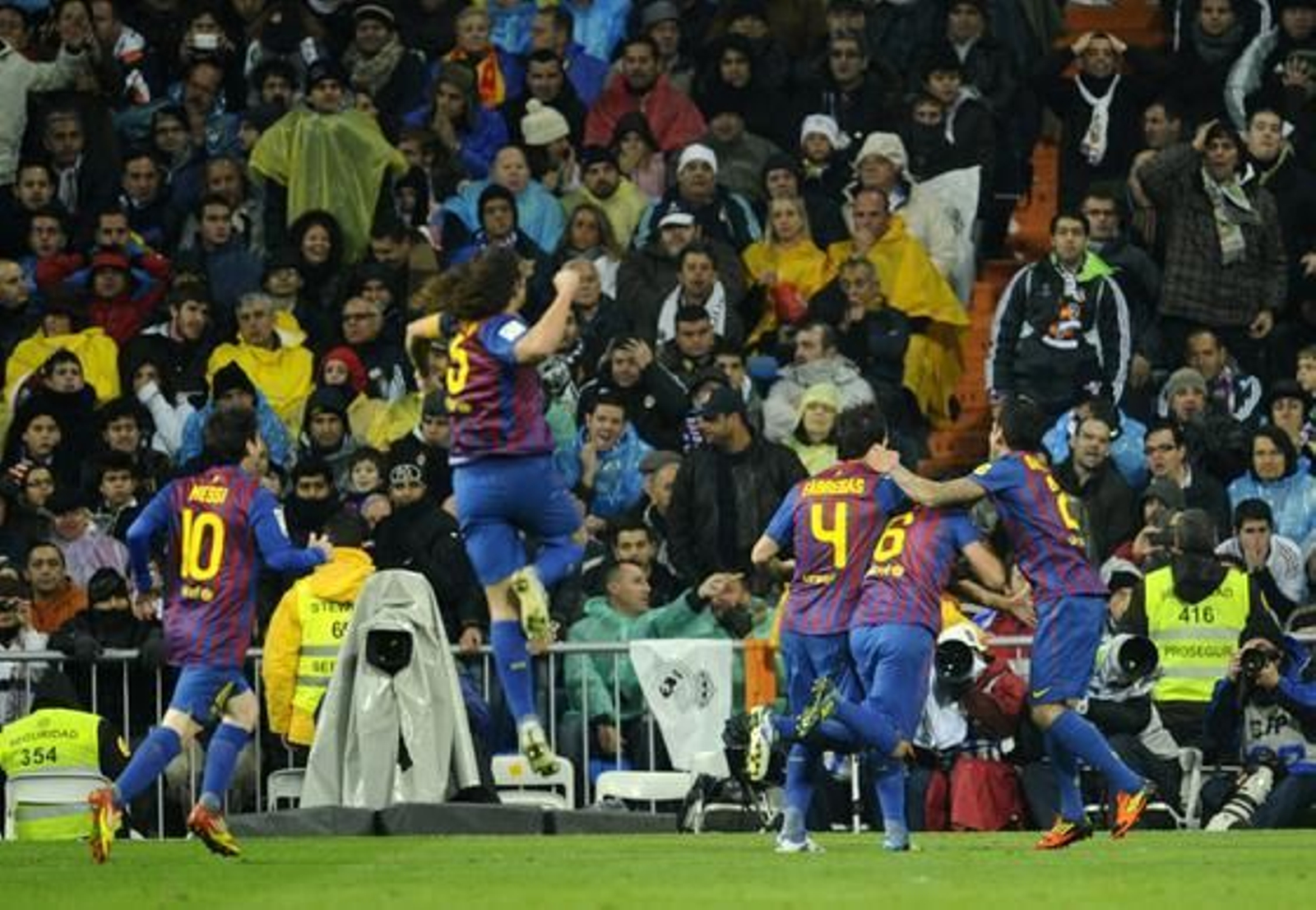 El Barcelona vence al Real Madrid a domicilio (1-3). / AFP