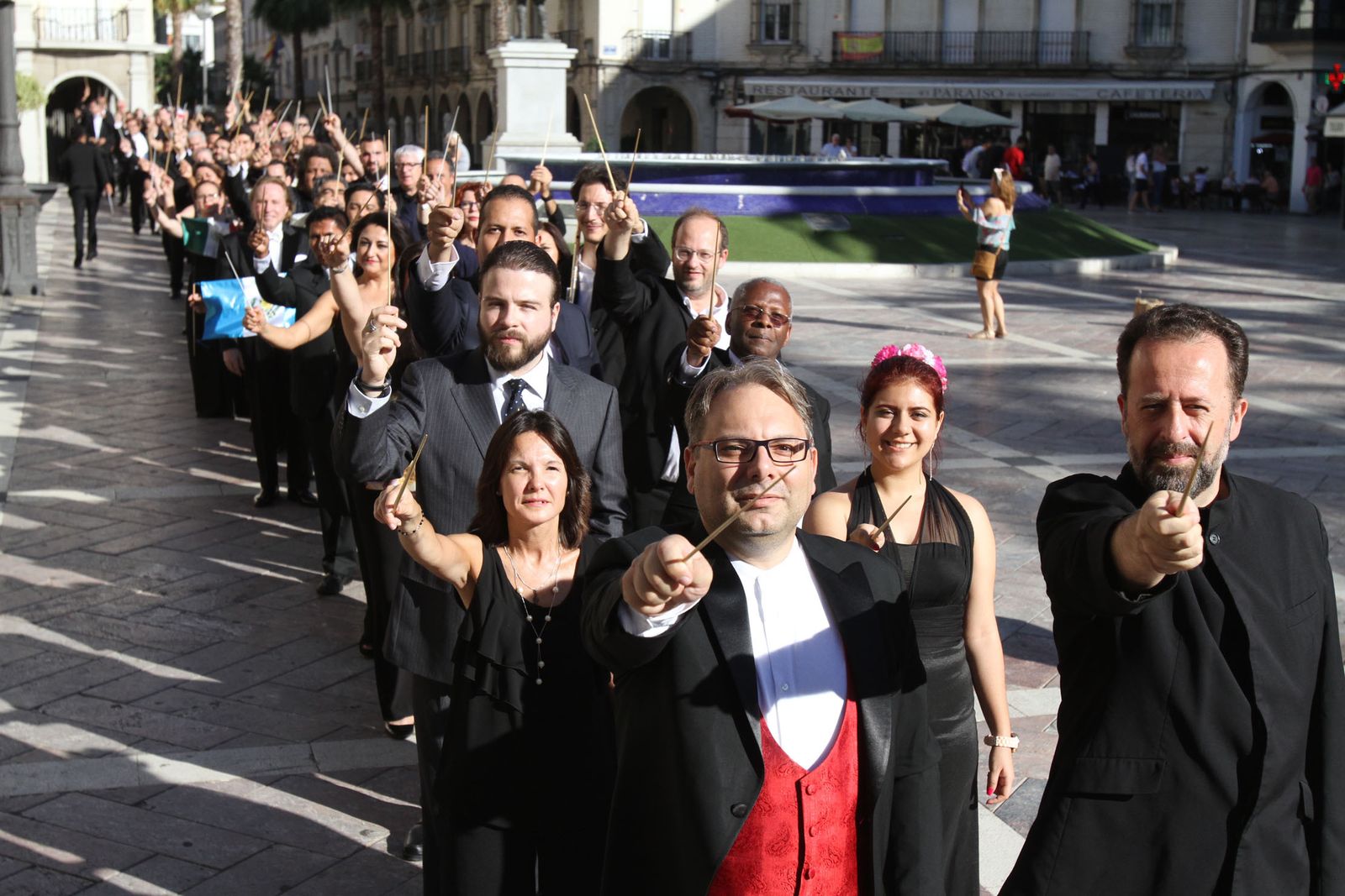 Participantes en la primera edición de la cumbre posan con sus batutas en la Plaza de las Monjas. A la derecha, Francisco Navarro Lara.