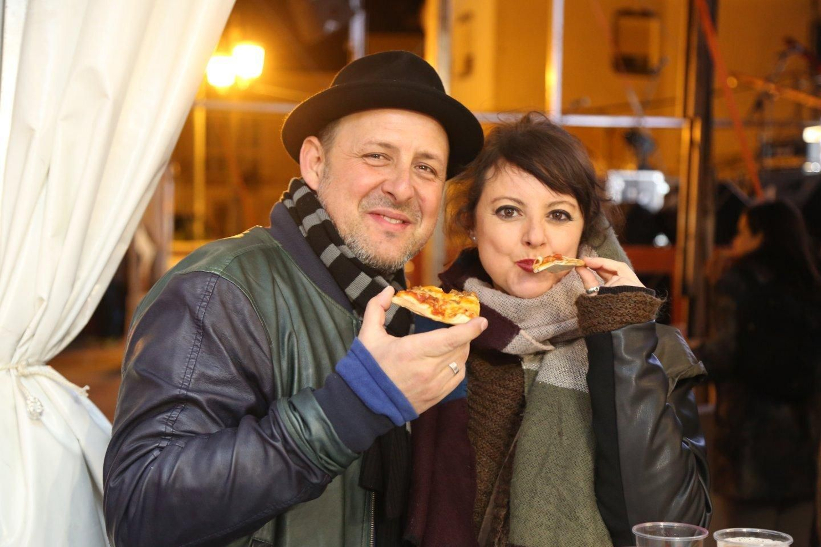 Dos asistentes en ediciones anteriores degustando las pizzas de Rota Dos asistentes en ediciones anteriores degustando las pizzas de Rota