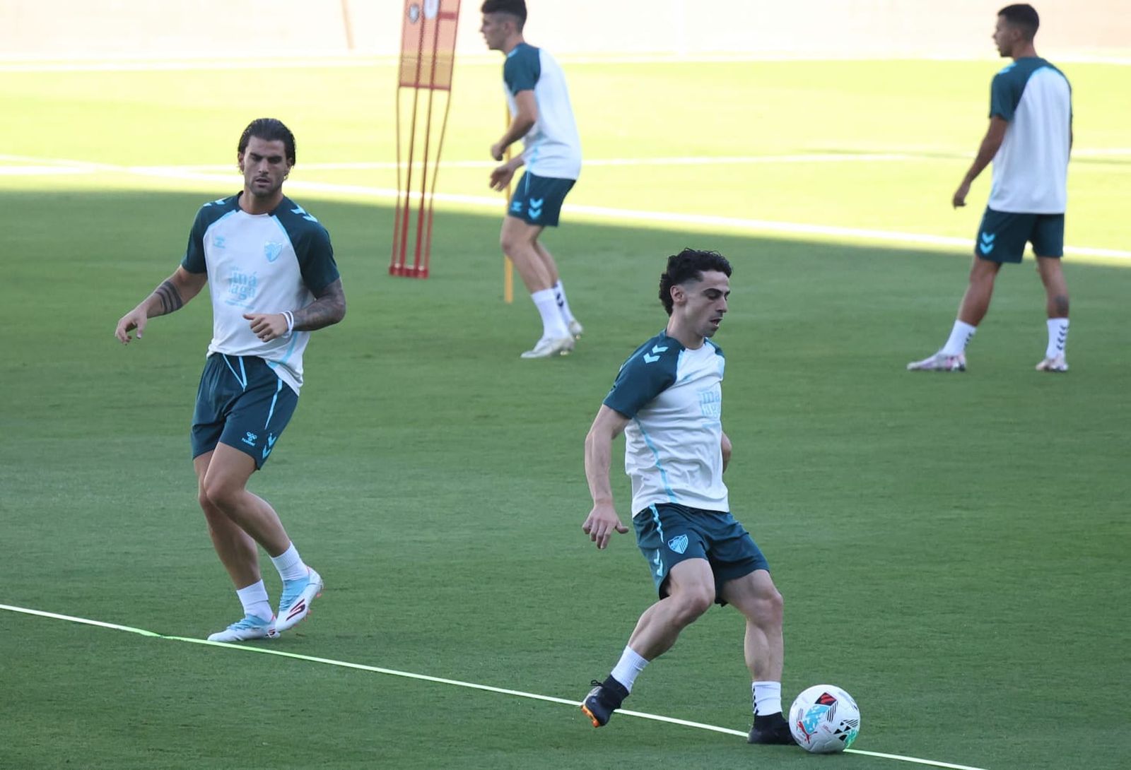 El Málaga CF resguarda a Izan Merino, tocado en su tobillo izquierdo