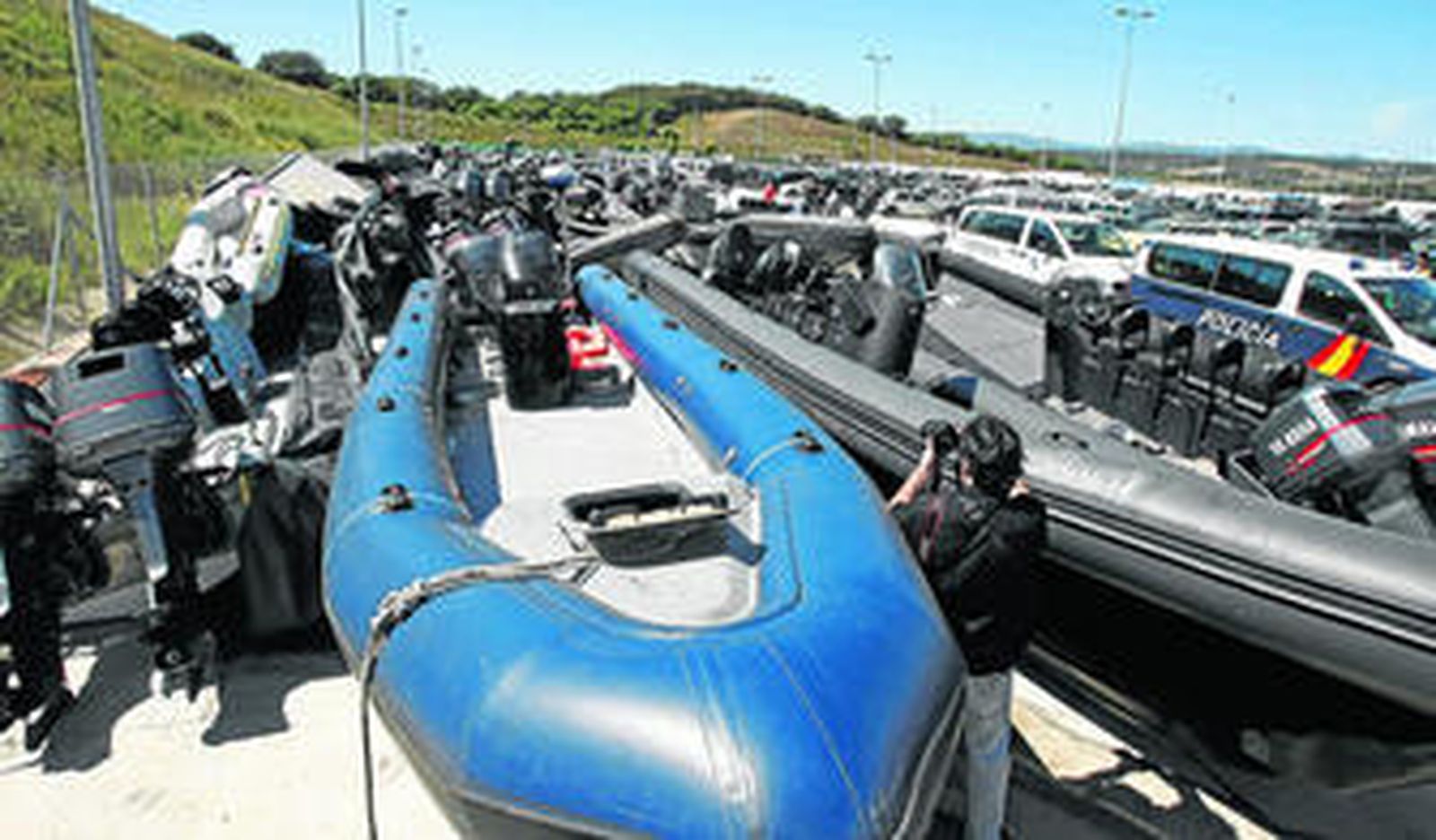 Vista de la zona donde se han depositado las lanchas y los motores fueraborda incautados en la operación Cástama.