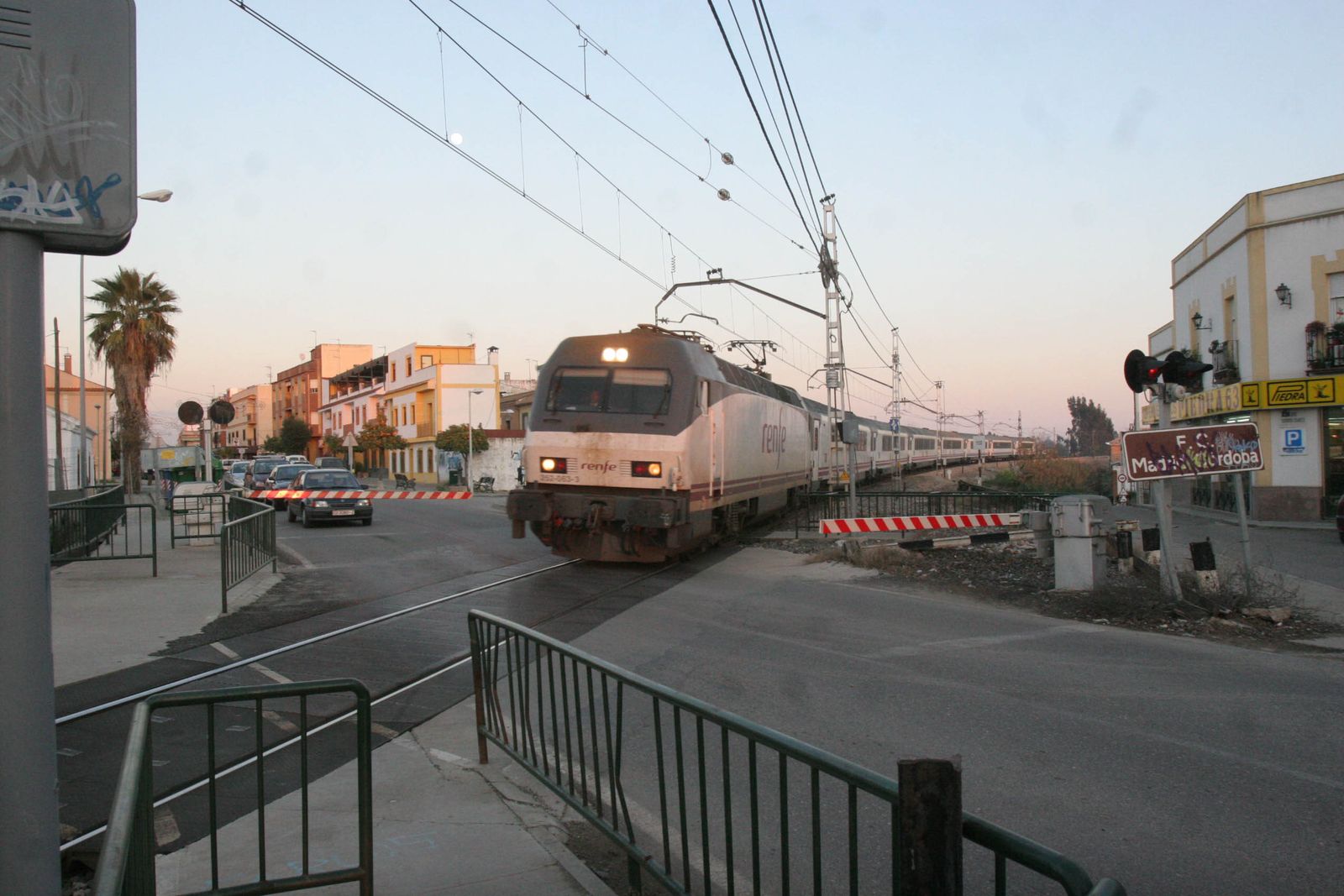 La línea de ferrocarril Córdoba-Madrid a su paso por la barriada de Alcolea.