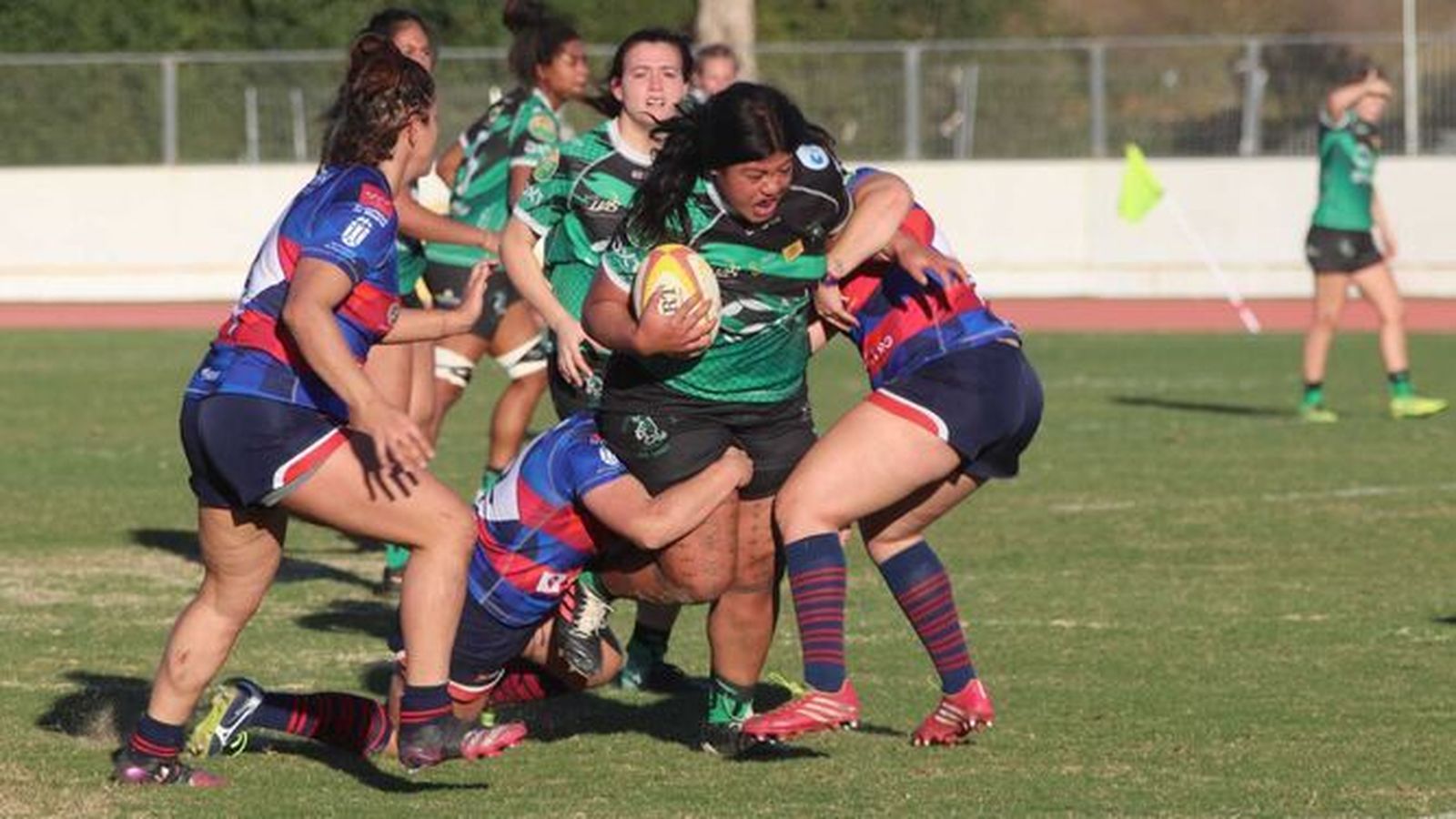 Ana Mamea percute contra las delanteras de Majadahonda en el partido de la segunda vuelta.