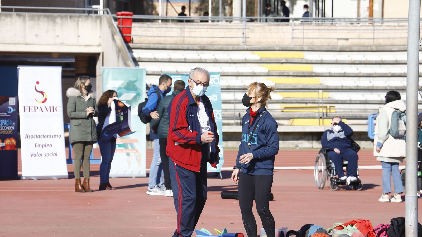 María José y Juan practican con el juego de la petanca.