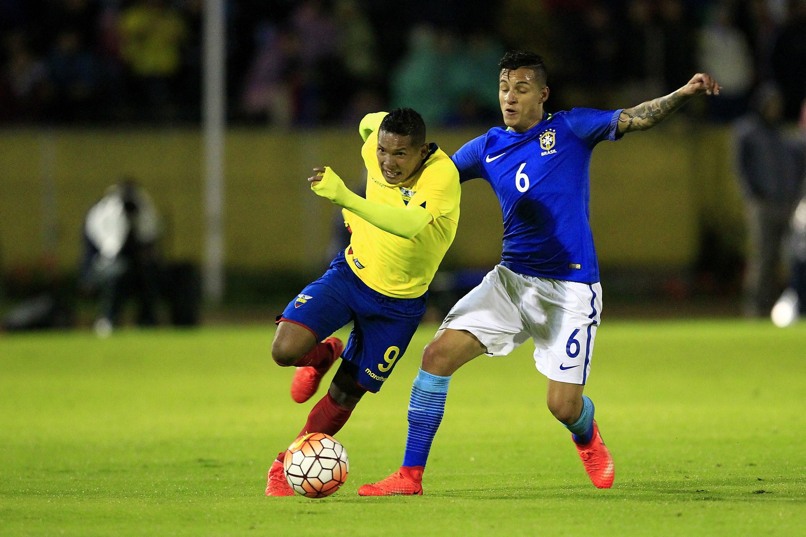 Arana intenta impedir el avance de Lino en el Brasil-Ecuador del pasado Sudamericano sub 20.