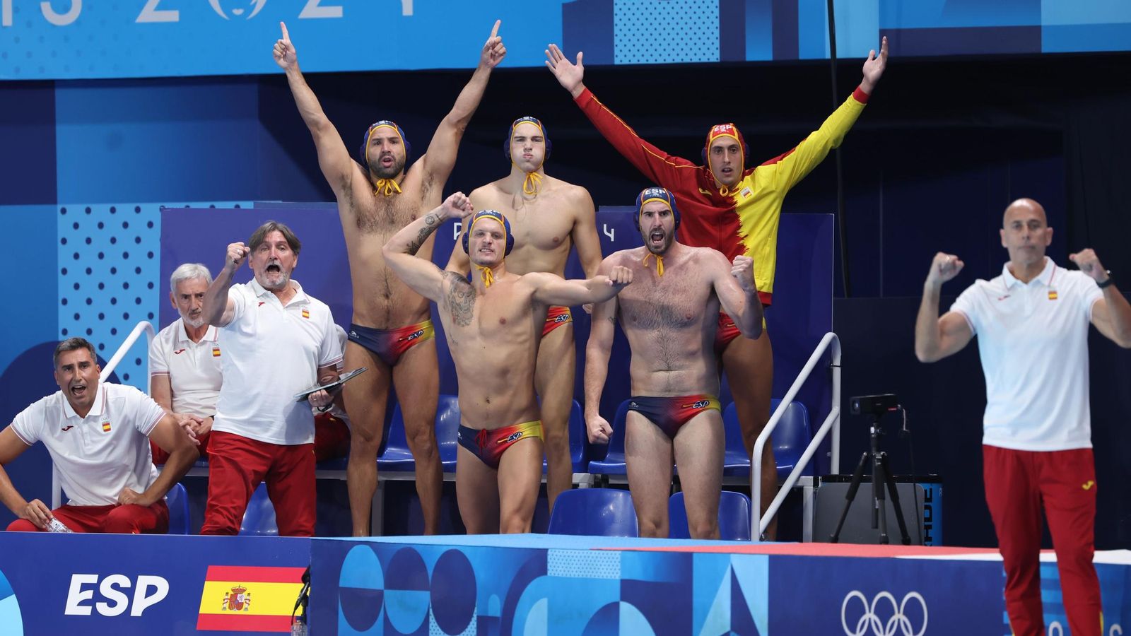 Los jugadores españoles celebran uno de los goles frente a Serbia.
