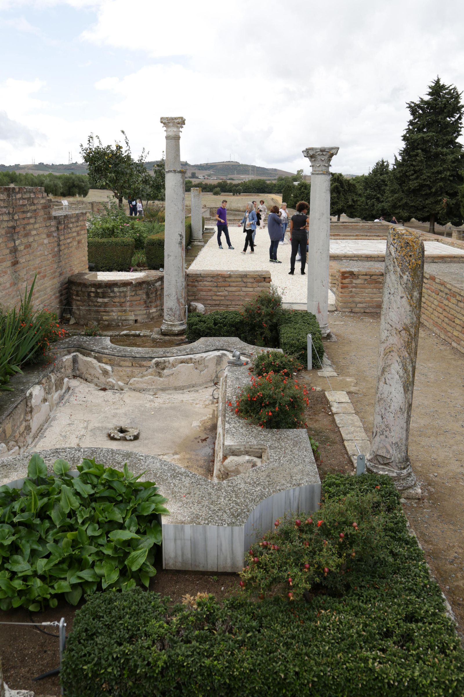 Visitantes en la ciudad romana de Santiponce, eje de las jornadas promovidas por la UIMP. D. S.