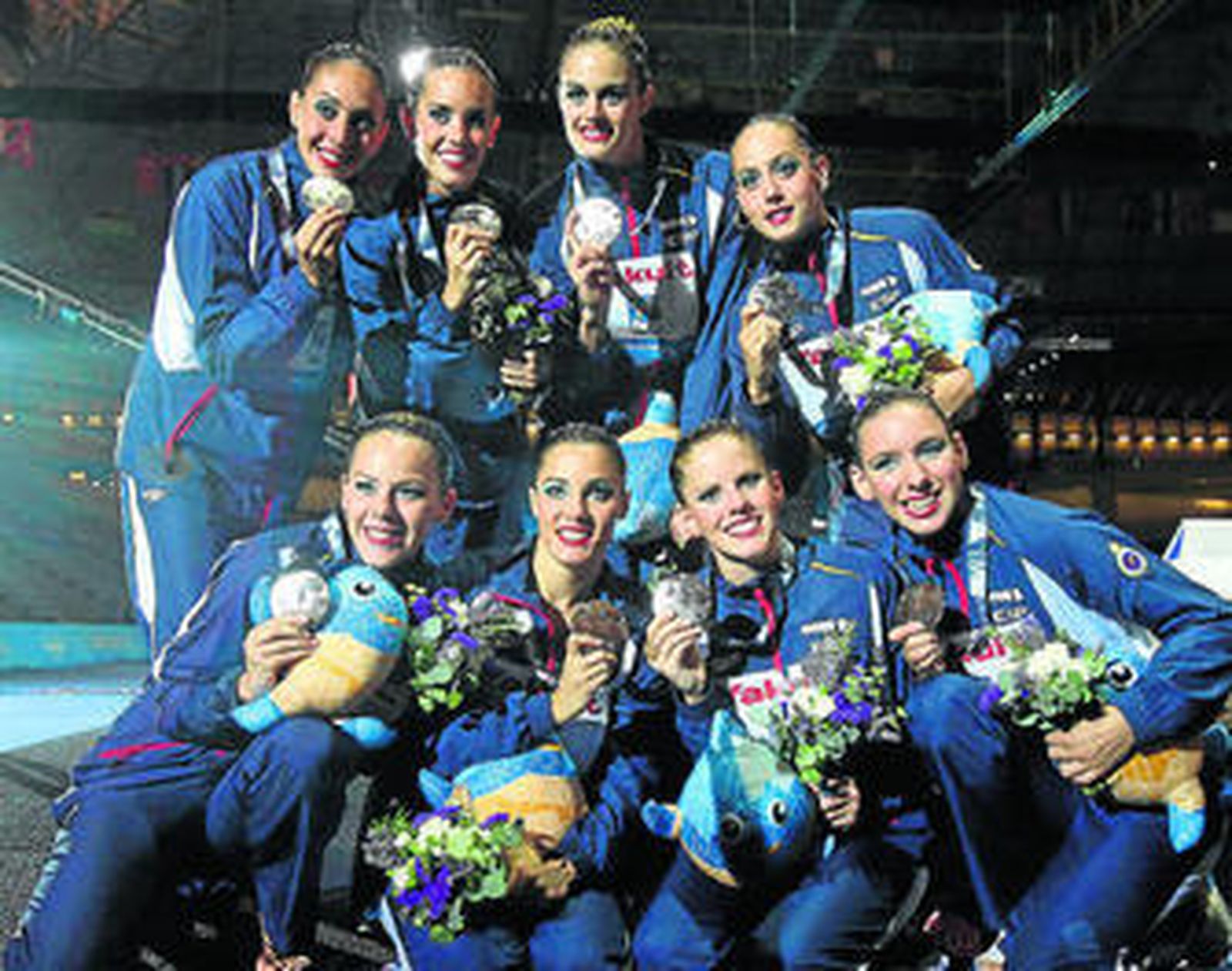 Las chicas de la sincronizada posan con la plata lograda en la final de rutina técnica por equipos.