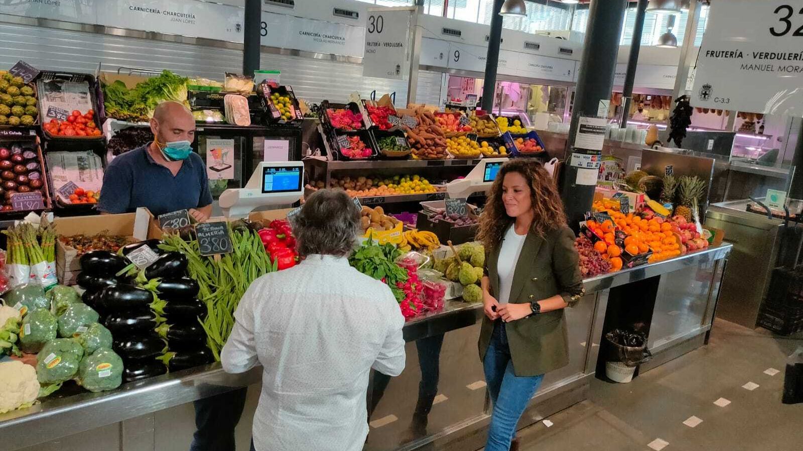 Laura Madrueño en el Mercado Central de Almería.