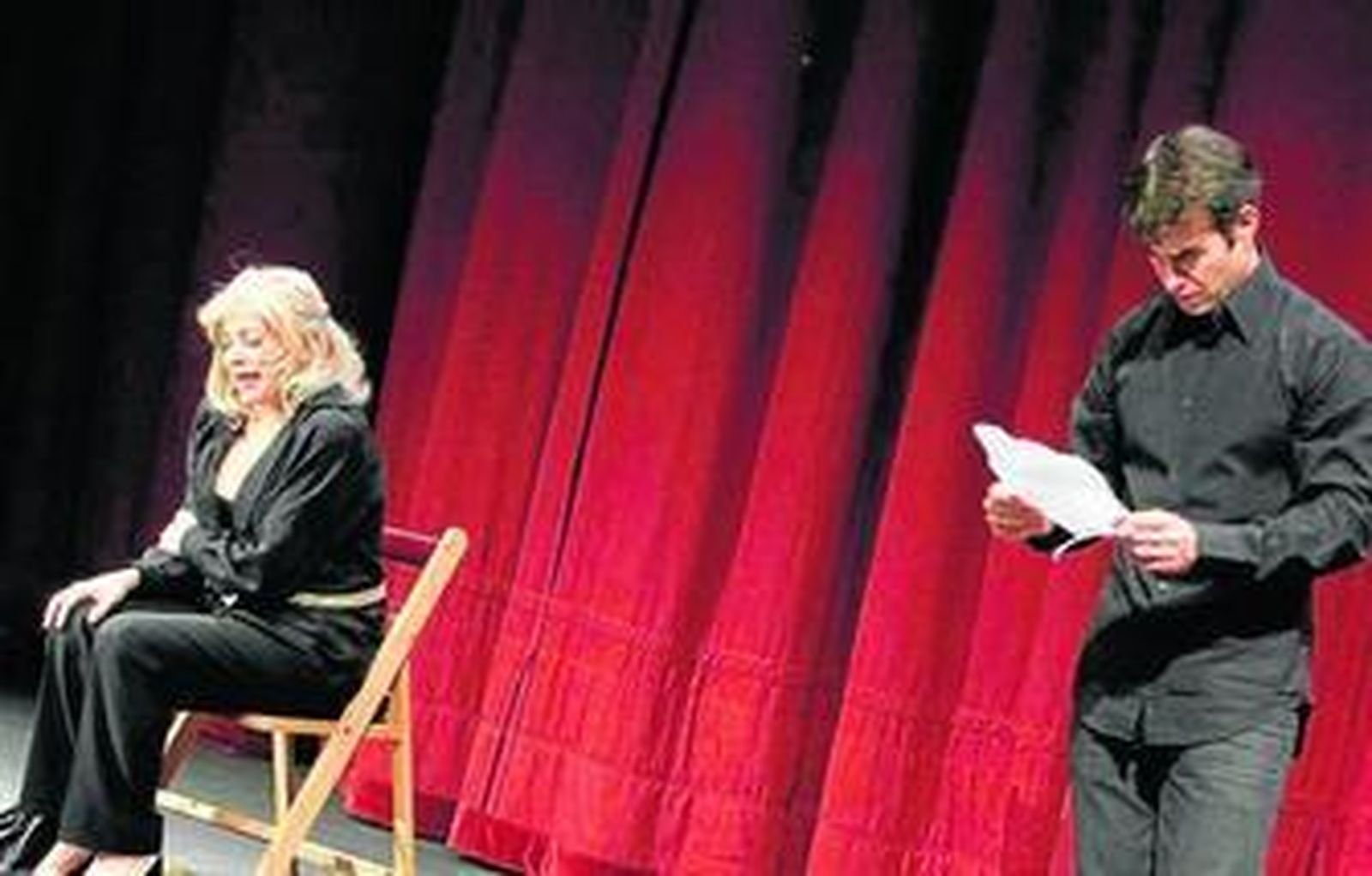 Kity Mánver y Daniel Muriel, durante la representación de 'Las heridas del viento'.