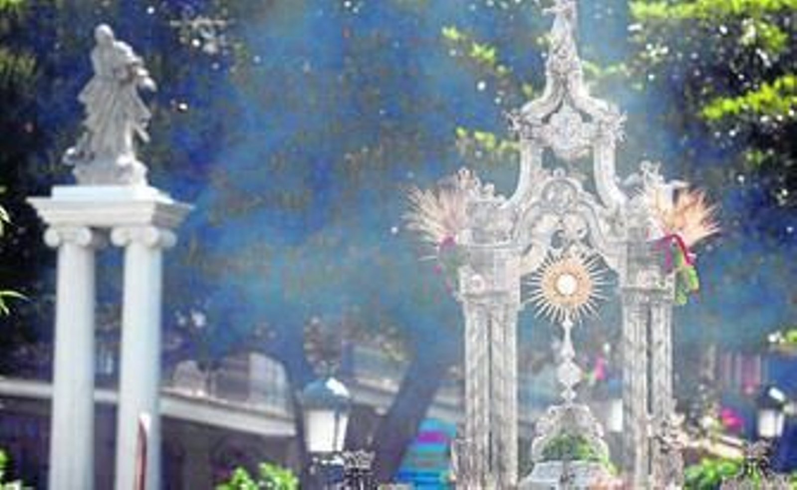 La custodia a su paso junto al monumento de la Inmaculada.