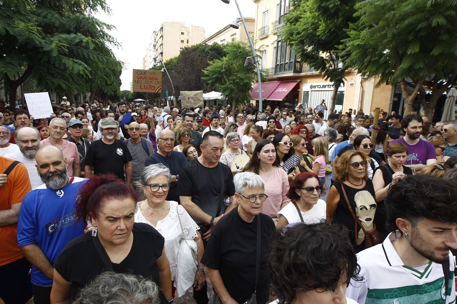 Manifestación en Almería por el derecho a la vivienda, en imágenes