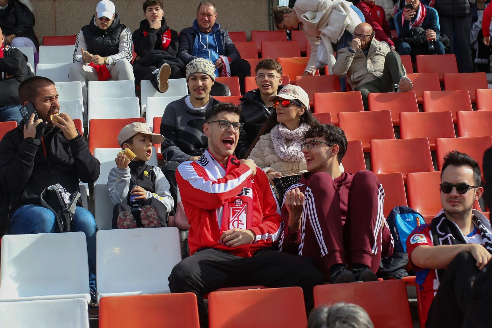 Encuéntrate en la grada de Los Cármenes en el Granada-Sporting