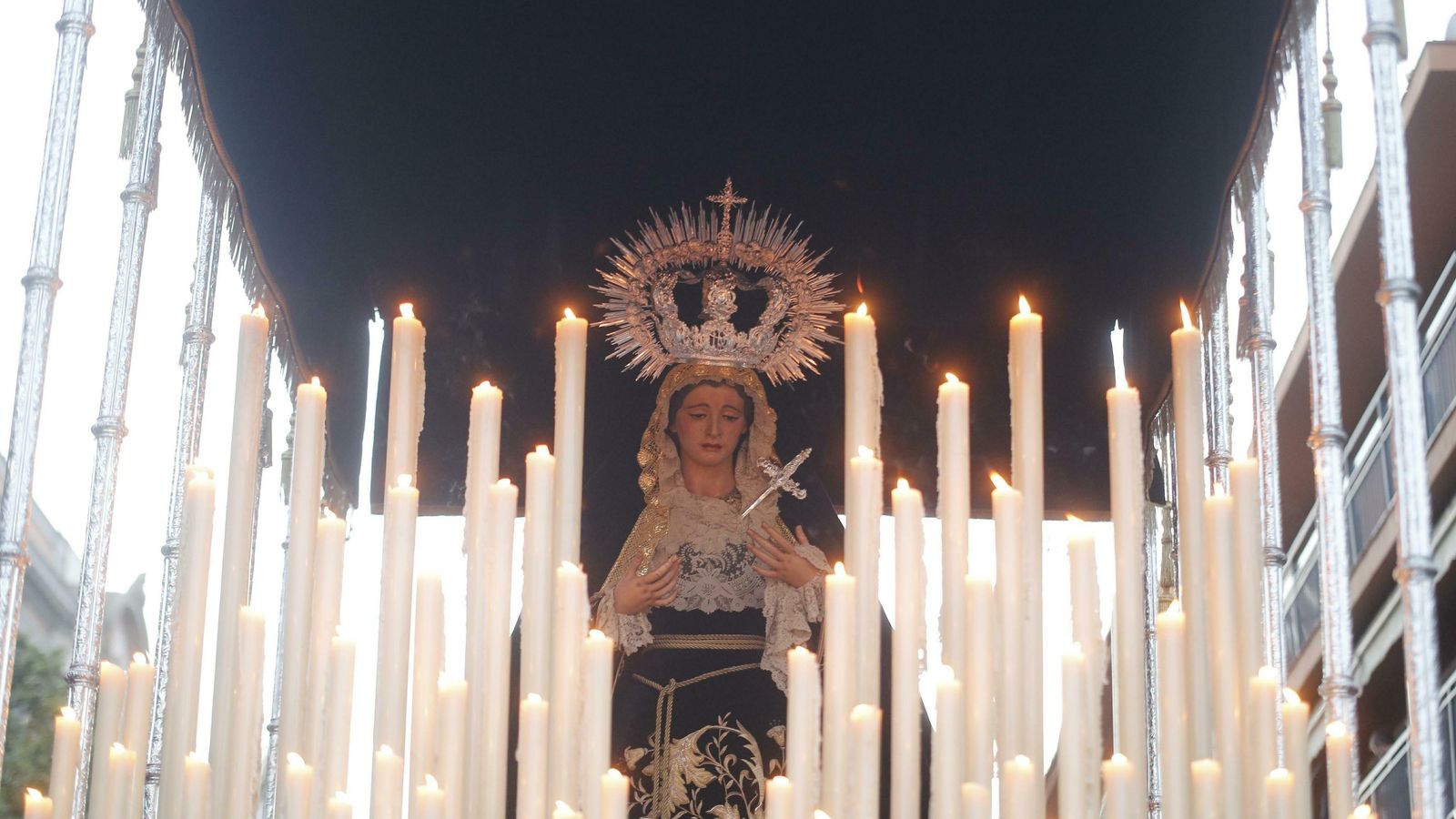La Virgen de las Tristezas en su paso de palio.