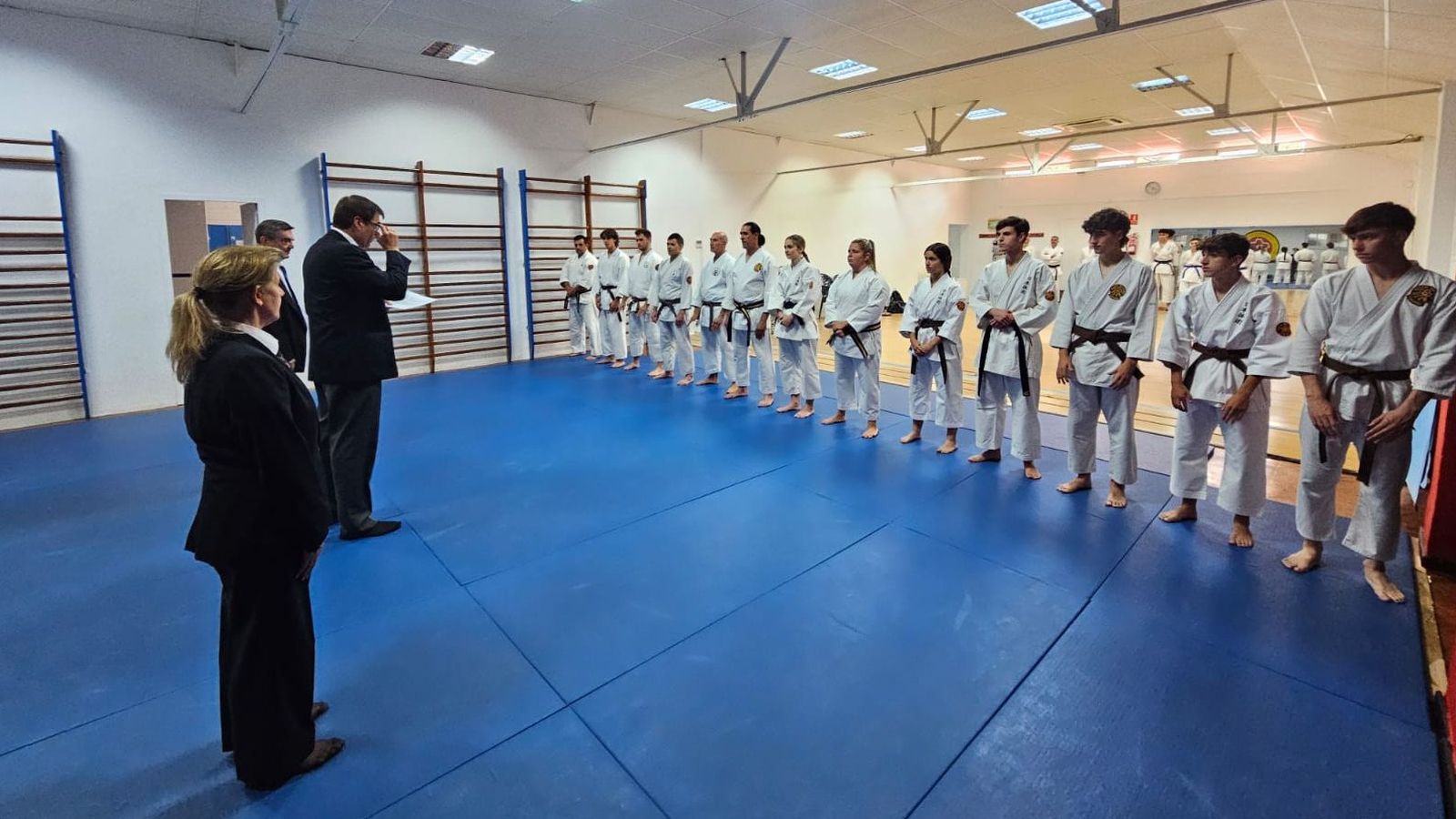 Un momento del examen realizado por los aspirantes ante los jueces.