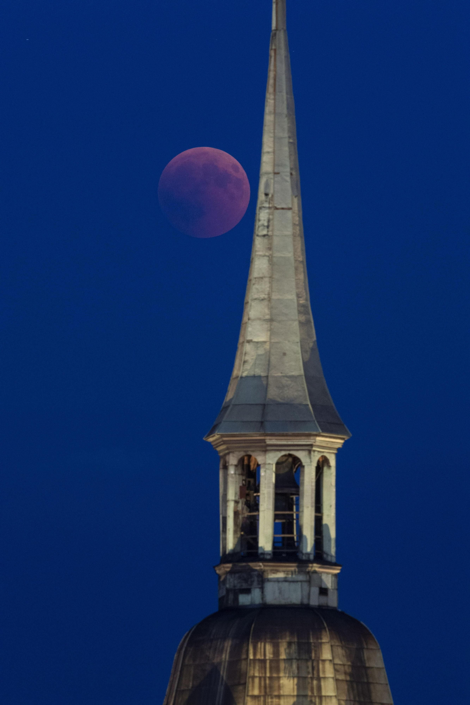 La luna , tras la catedral de Colonia (Alemania)