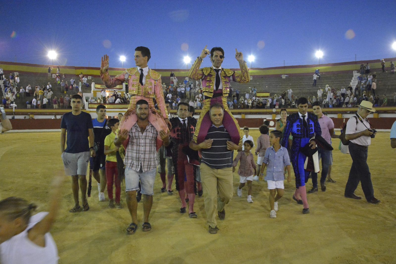 David Galván y Juan José Padilla salen a hombros ayer en La Línea.