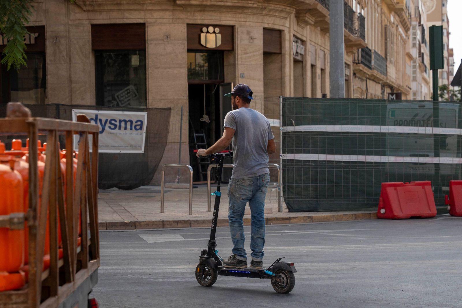 Un almeriense circula con patinete eléctrico por las calles de centro de Almería.