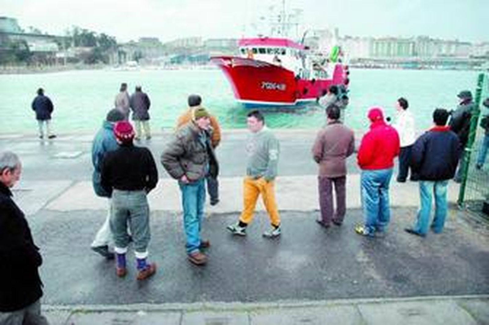 El barco que trasladó ayer hasta el puerto de La Coruña a los tres marineros supervivientes.