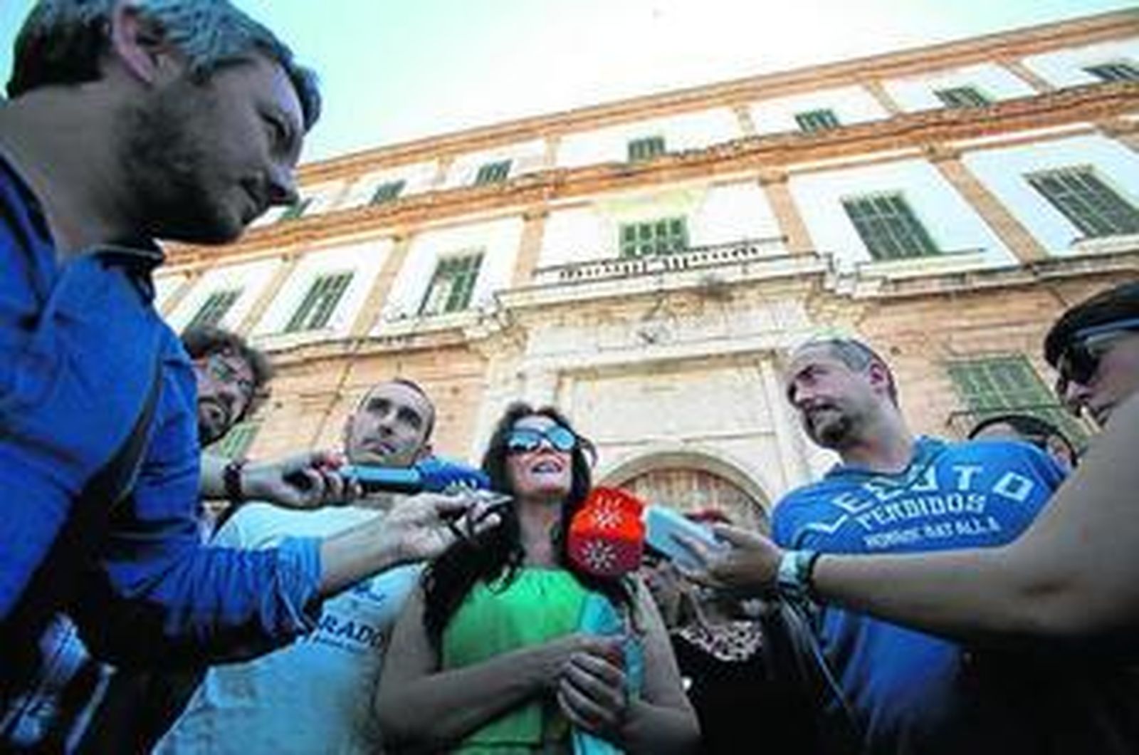 La abogada del colectivo, Mari Luz Moreno, atendió ayer a los medios a las puertas del edificio.