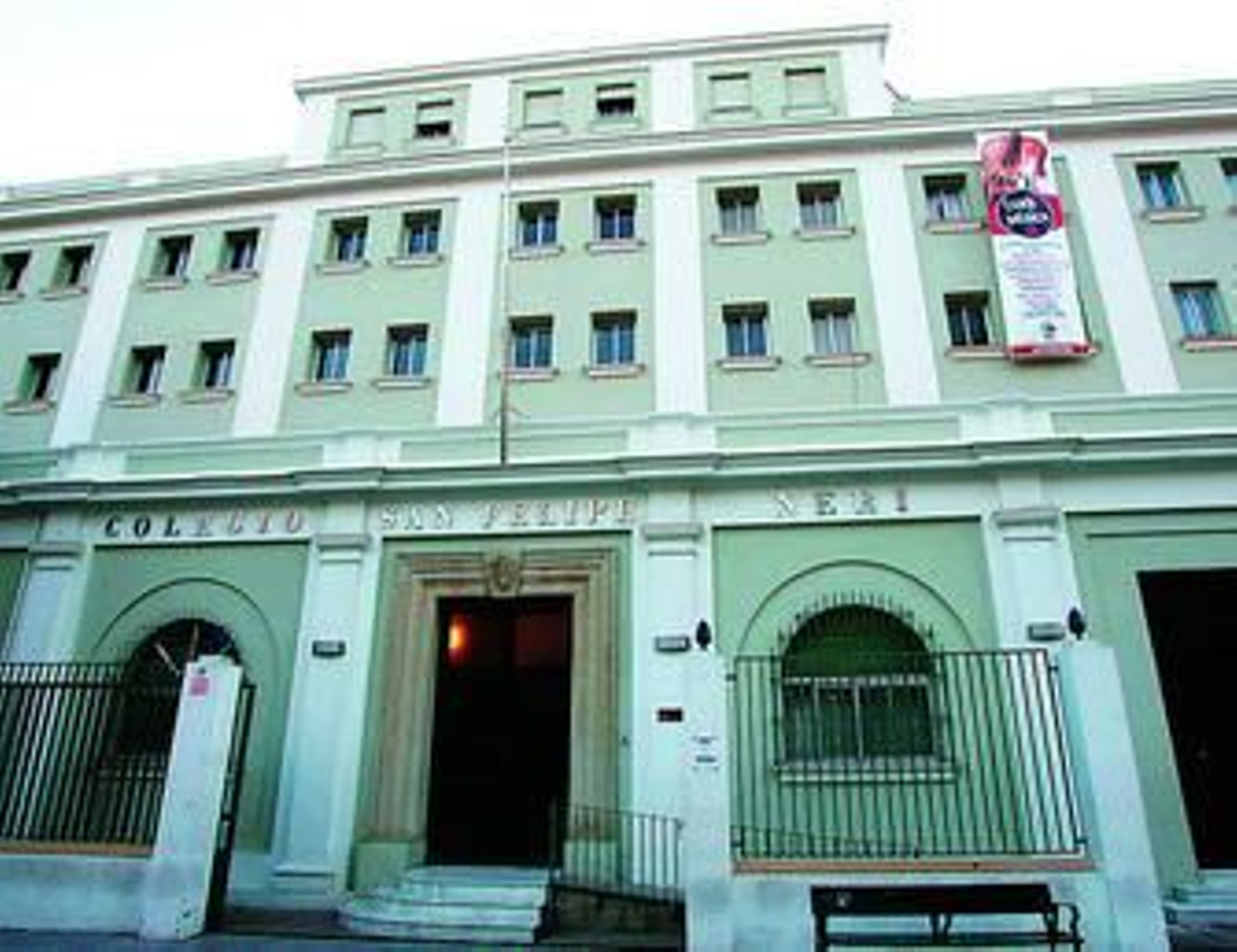Fachada principal del colegio marianista San Felipe Neri.