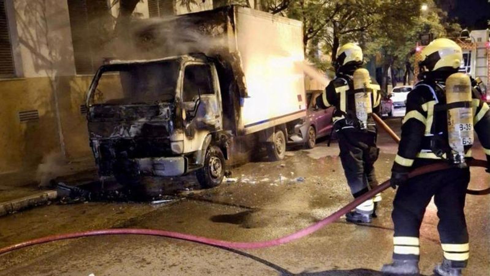 Los bomberos, durante su intervención en la calle Rodrigo de Jerez.