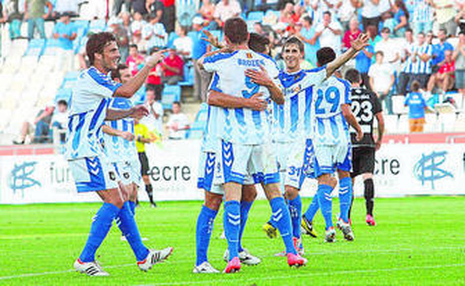 Los jugadores del Recre celebran uno de los goles ante el Lugo.