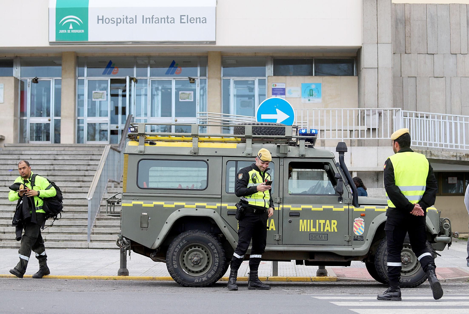 Imágenes de la UME realizando trabajos de limpieza y desinfección en el Hospital Infanta Elena de Huelva