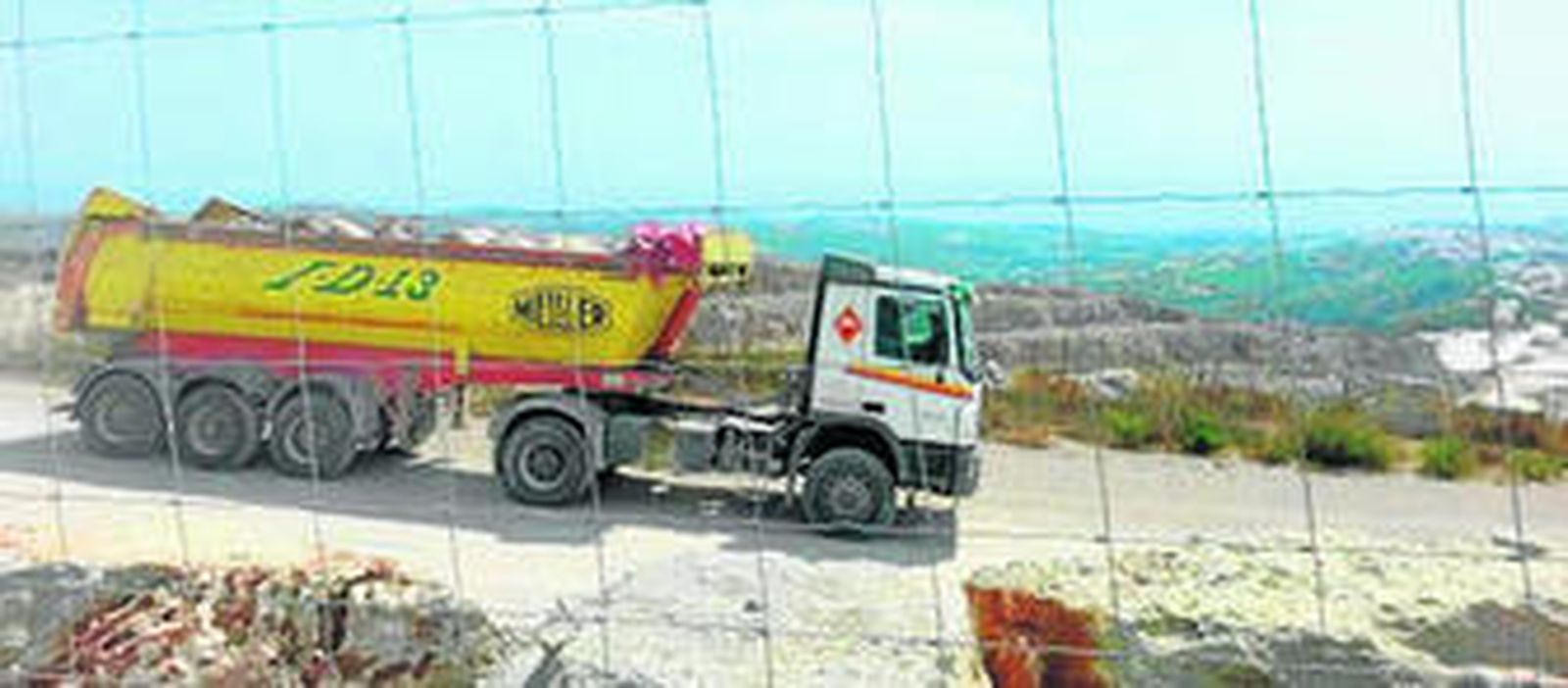 Un camión en la sierra de la Utrera, donde los ecologistas piden mayor protección ante las extracciones de piedra.