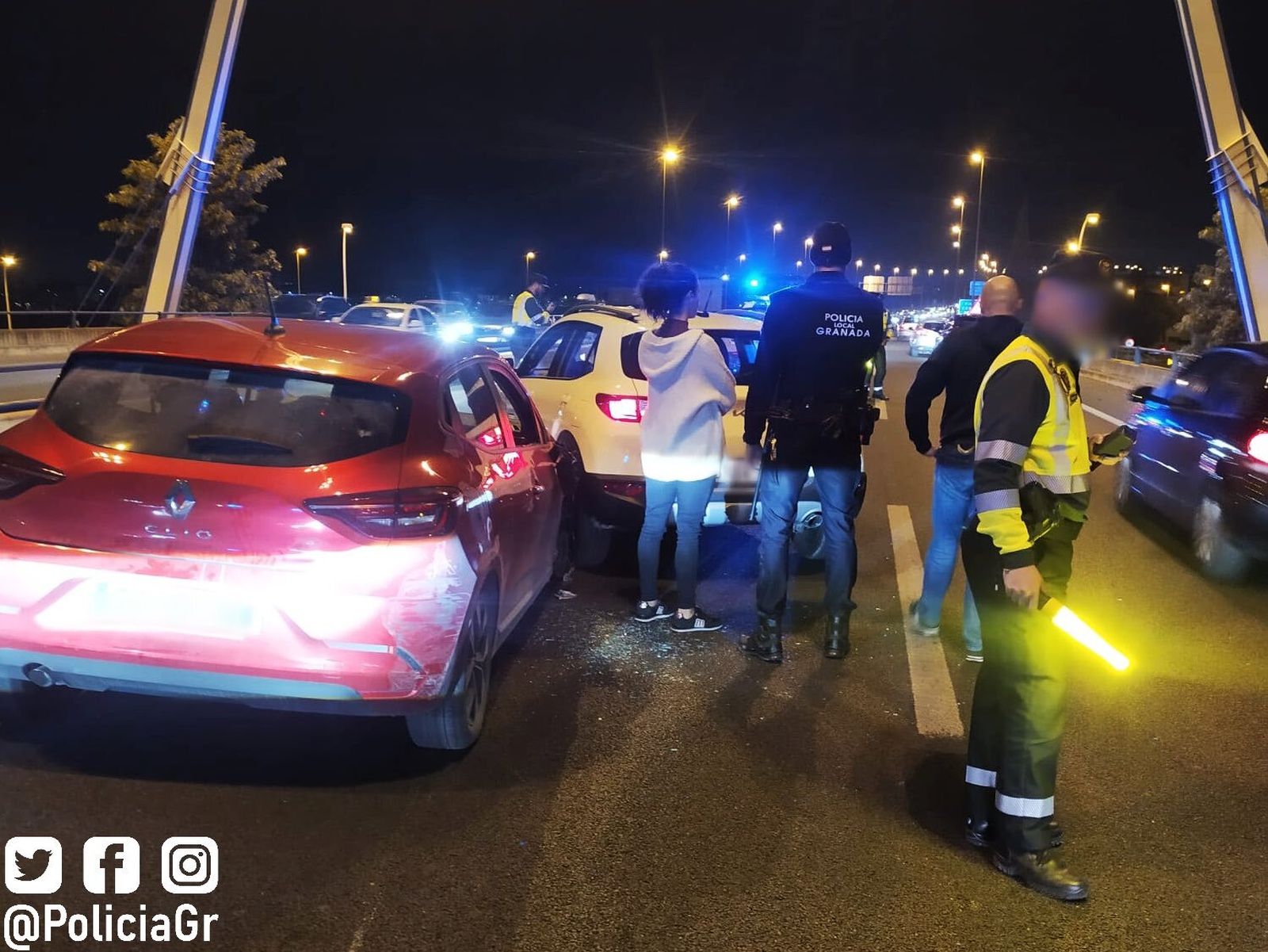 Una mujer se da a la fuga bajo los efectos del alcohol y psicofármacos tras un accidente de coche y provoca una persecución en Granada